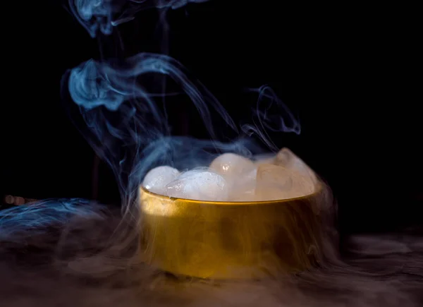 Lód Złotym Pudełku Dymem Kolorowy Dym Niebieski Dym Szary Dym — Zdjęcie stockowe
