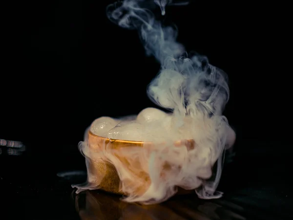 Gelo Uma Caixa Dourada Com Fumaça Fumaça Colorida Fumaça Azul — Fotografia de Stock