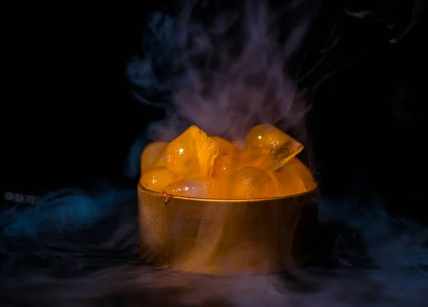 カラフルな煙 青い煙 灰色の煙 シロップ おいしい氷の氷と黄金のボックス内の氷 暗い背景の空間写真 — ストック写真