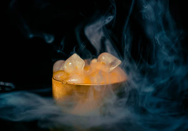 カラフルな煙 青い煙 灰色の煙 シロップ おいしい氷の氷と黄金のボックス内の氷 暗い背景の空間写真 — ストック写真