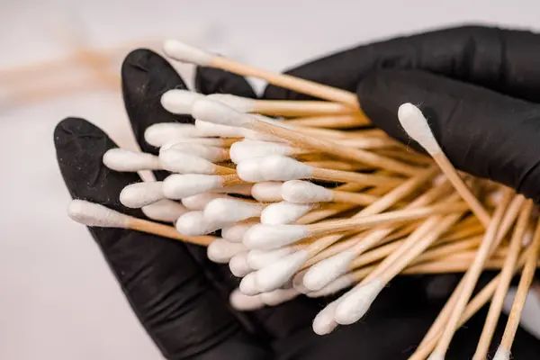 Cotton swabs: a simple tool for everyday care