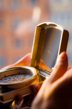 Makyaj fırçası, mükemmel göz farı uygulamasının sırrı, makyaj fırçaları ve büyük bir altın toz pudrası.