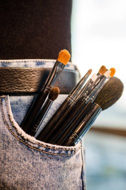 Makyaj fırçaları: bir makyaj sanatçısının yeteneğinin sırrı, değişik şekil ve boyutlarda makyaj fırçaları. 