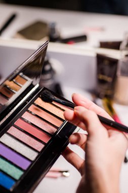 Makyaj fırçası, mükemmel göz farı uygulamasının sırrı, makyaj fırçaları ve büyük bir altın toz pudrası.