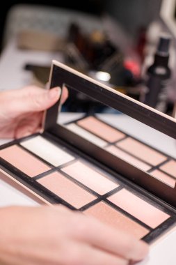 Makyaj fırçası, mükemmel göz farı uygulamasının sırrı, makyaj fırçaları ve büyük bir altın toz pudrası.