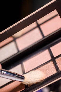 Makyaj fırçası, mükemmel göz farı uygulamasının sırrı, makyaj fırçaları ve büyük bir altın toz pudrası.