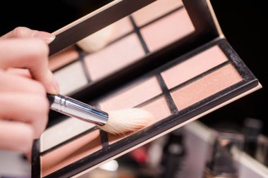 Makyaj fırçası, mükemmel göz farı uygulamasının sırrı, makyaj fırçaları ve büyük bir altın toz pudrası.