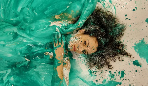 年轻性感的裸体女子的画像和上半身涂上绿色 碧绿的色彩 装饰华丽 典雅地躺在工作室的地板上 富有创意的抽象表现力的身体艺术绘画 复制空间 — 图库照片