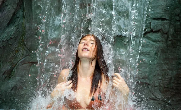 Красива Мила Сексуальна Руда Жінка Бікіні Насолоджуючись Бризканням Води Водоспаду — стокове фото