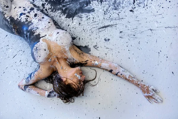 페인트를칠 스튜디오 바닥에 장식을 여성의 창의적 추상적 — 스톡 사진