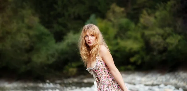 美丽性感金发年轻女子的全景全景全景肖像画站在澳大利亚鹅卵石河床上 复制空间 — 图库照片