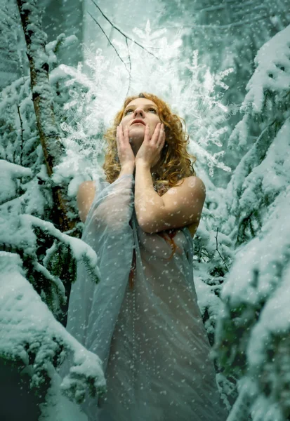 Зимней Природе Длинном Светлом Деликатном Платье Холодном Зимнем Лесу Жареная — стоковое фото