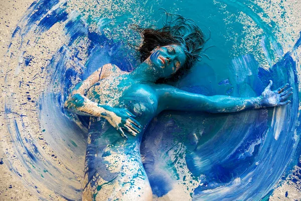 Портрет Руки Тулуб Голої Чуттєвої Жінки Повні Почуттів Емоцій Синьо — стокове фото