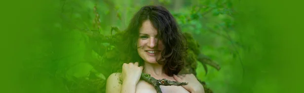 緑の森で遊んでいる天然の女性を笑っている幸せの広いバナーパノラマの肖像画 コピースペース — ストック写真