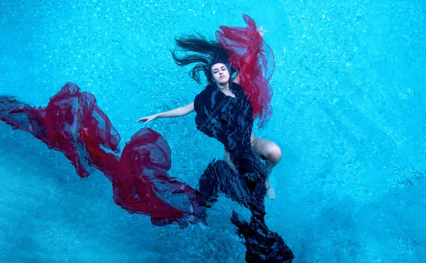 Όμορφη Σέξι Μελαχρινή Νεαρή Γυναίκα Που Κολυμπούν Κόκκινα Πανιά Φόρεμα — Φωτογραφία Αρχείου