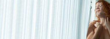 Geniş panorama portresi. Şehvetli bir aşk rüyası. İçine kapanık seksi kızıl saçlı kadın.