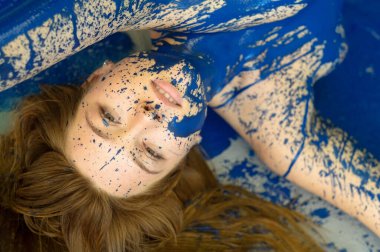 Genç, esmer, kızıl saçlı bir kadının olağandışı etkileyici portresi, mavi noktalar, dekoratif, yaratıcı, soyut vücut boyama, makyaj, uzay kopyası..