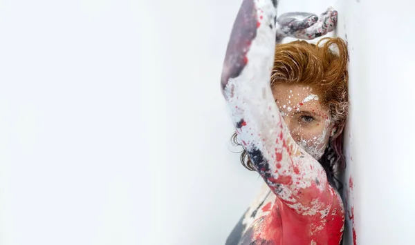 Портрет Сексуальной Юной Брюнетки Рыжеволосой Женщины Выглядывающей Поднятой Руки Раскрашенные — стоковое фото