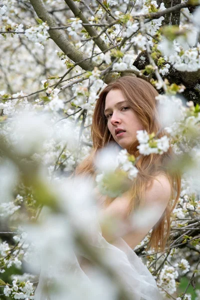 Joven Seductora Belleza Pelirroja Mujer Retrato Primavera Emociones Positivas Flor — Foto de Stock