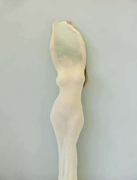 若いセクシーなエレガントなヌード女性の芸術写真 彼女の壮大な緑豊かな女性的な形の体に包まれた長い肌タイトホワイトドレス強調ボディ形状 コピースペース — ストック写真