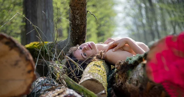 Широкий Банерний Панорамний Портрет Сексуальної Молодої Оголеної Природної Жінки Лежить — стокове фото