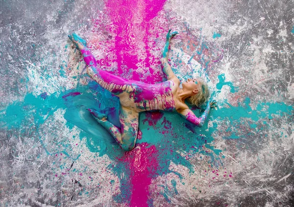 Turkuazlı Morumsu Boyalı Çıplak Seksi Kadın Renkli Stüdyo Zemininde Zarif — Stok fotoğraf