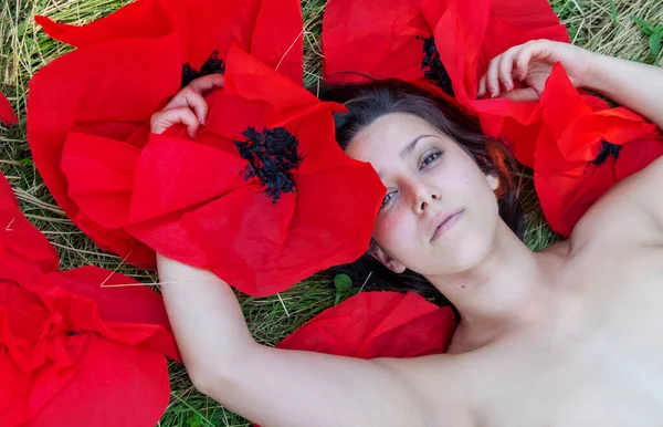 Güzel Genç Seksi Esmer Bir Kadının Portresi Çayırda Uzanan Çıplak — Stok fotoğraf