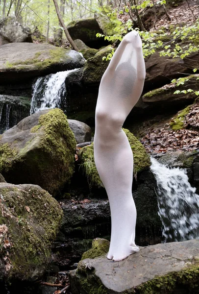 若いセクシーなエレガントなヌード女性の芸術的な写真 彼女の体は石の岩の上に自然の滝での生活像として 体の形を強調長い肌タイト白いドレスに包まれ スペースをコピー — ストック写真