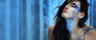 Geniş panorama panorama portresi. Beyaz, mavi, siyah renkli noktalı seksi Yunan kadını. Dekoratif, yaratıcı ifade edici soyut yüz ve vücut boyama moda sanatı, kopyalama alanı