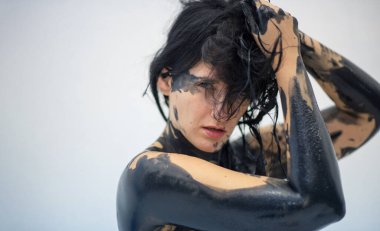 Esmer bir kadının alışılmadık etkileyici portresi, siyah renkli, dekoratif yaratıcı soyut vücut boyama, makyaj, uzay kopyası..