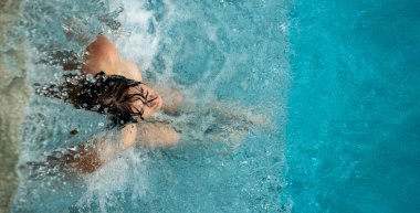 Geniş panorama manzarası yukarıdan güzel, genç, seksi, çıplak kadına, Spa Sağlık Havuzu 'ndaki şelalenin dalgalanan ferahlatıcı suyunun altında, Sauna' dan sonra, boşluğu kopyala.