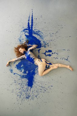 Mavi elbiseli seksi çıplak kadın dekoratif boyanmış. Yaratıcı dışavurumcu soyut vücut boyama sanatı, kopyalama alanı