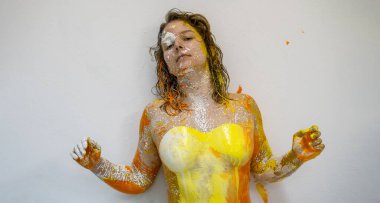 Portre ve üst gövde üzerinde beyaz turuncu renkli esmer kadın boyalı, dekoratif, stüdyo duvarındaki zarif vücutlu sanat kızı, fotokopi odası