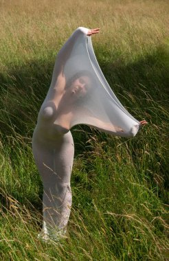 Çağdaş bir canlı heykel gibi beyaz şeffaf pamuk çorap giymiş seksi çıplak kadın açık havada yeşil doğa parkında yaz çayırında, arka planda, fotokopi odasında