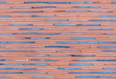 Seul 'de yatay seramik duvar. Alternatif mavi ve terracotta çubukları var. Organik dokusu ve yumuşak renk kontrastı ile kusursuz bir desen oluşturuyor..