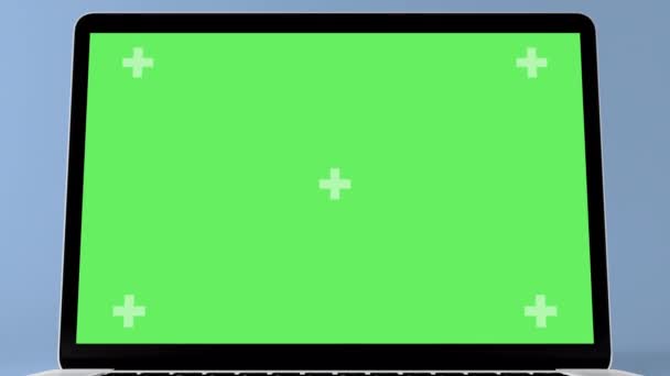 緑の画面表示ノートパソコンが開き 青の背景にズームします ビデオ通話 ウェブサイトテンプレートプレゼンテーション またはゲームアプリケーションのための空の緑のモックアップモニター ブランクスクリーンモニター3Dレンダリング — ストック動画