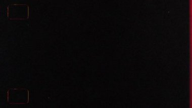 Kaliteli bir Super 8mm film çerçeve kaplaması. Çukur, kir, saç, çizikler, ışık sızıntıları ve dikişsiz bir döngü içinde tahıl. Anında film sınırı, film negatif sınır, film şeridi, film yapımcısı örtüleri