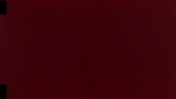 Винтажная Миллиметровая Плёнка Отверстием Звездочки Грязью Волосами Царапинами Легкими Протечками — стоковое видео