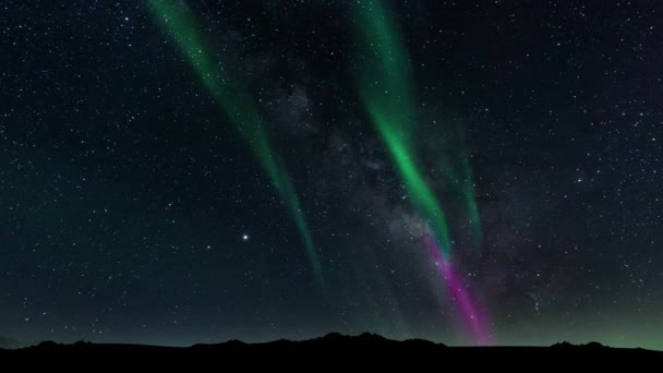 Aurora Borealis Yeşil Mor Samanyolu Galaksisi Kuzey Işıkları Zaman Hızı — Stok video