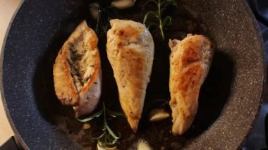 Tavada kızartılmış otlu tavuk göğsü. Biberiye ve sarımsaklı. Üst görünüm