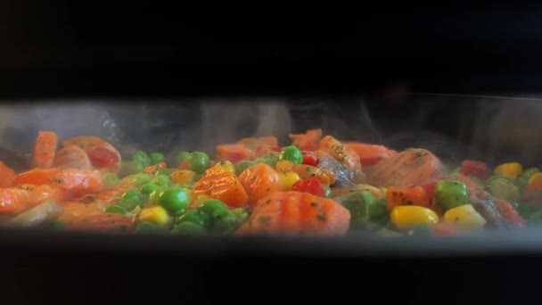 Vue Rapprochée Légumes Fumants Colorés Sur Une Poêle Carottes Pois — Video