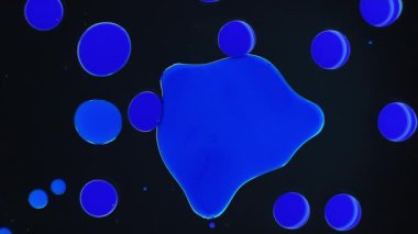 Soyut Asgari Boya Blokları Arkaplanı. Siyah arkaplanda mavi boya damlaları birleşiyor. Sıvı Boya Sanatı