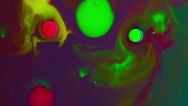 赤と緑のペイントバブルが爆発する センターから広がる多色ネオンインクスプラッター 酸のトリッピーの流動アート絵画 振動性液体ペイントバックドロップ — ストック動画