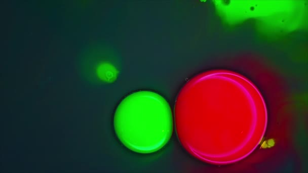 Bolhas Tinta Vermelha Verde Explodem Espalhamento Tinta Néon Multicolorido Partir — Vídeo de Stock