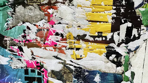 Eski Renkli Posterler Kolajı. Yırtılmış Yırtık Buruşuk Kağıt. Duvar Arkaplanı Tahta Döşemesi. Urban Street Poster Kolajı. Konser Posterleri Çok Katmanlı Kusursuz Döngü Durağı Hareketi