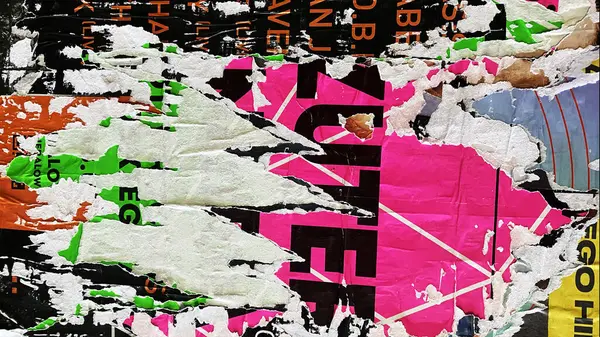 Eski Renkli Posterler Kolajı. Yırtılmış Yırtık Buruşuk Kağıt. Duvar Arkaplanı Tahta Döşemesi. Urban Street Poster Kolajı. Konser Posterleri Çok Katmanlı Kusursuz Döngü Durağı Hareketi