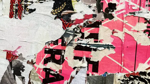 Eski Renkli Posterler Kolajı. Yırtılmış Yırtık Buruşuk Kağıt. Duvar Arkaplanı Tahta Döşemesi. Urban Street Poster Kolajı. Konser Posterleri Çok Katmanlı Kusursuz Döngü Durağı Hareketi