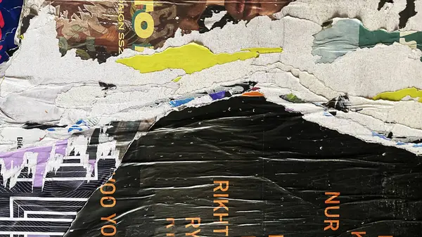 Eski Renkli Posterler Kolajı. Yırtılmış Yırtık Buruşuk Kağıt. Duvar Arkaplanı Tahta Döşemesi. Urban Street Poster Kolajı. Konser Posterleri Çok Katmanlı Kusursuz Döngü Durağı Hareketi