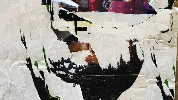 Eski Renkli Posterler Kolajı. Yırtılmış Yırtık Buruşuk Kağıt. Duvar Arkaplanı Tahta Döşemesi. Urban Street Poster Kolajı. Konser Posterleri Çok Katmanlı Kusursuz Döngü Durağı Hareketi