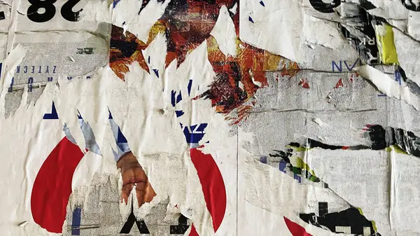Eski Renkli Posterler Kolajı. Yırtılmış Yırtık Buruşuk Kağıt. Duvar Arkaplanı Tahta Döşemesi. Urban Street Poster Kolajı. Konser Posterleri Çok Katmanlı Kusursuz Döngü Durağı Hareketi